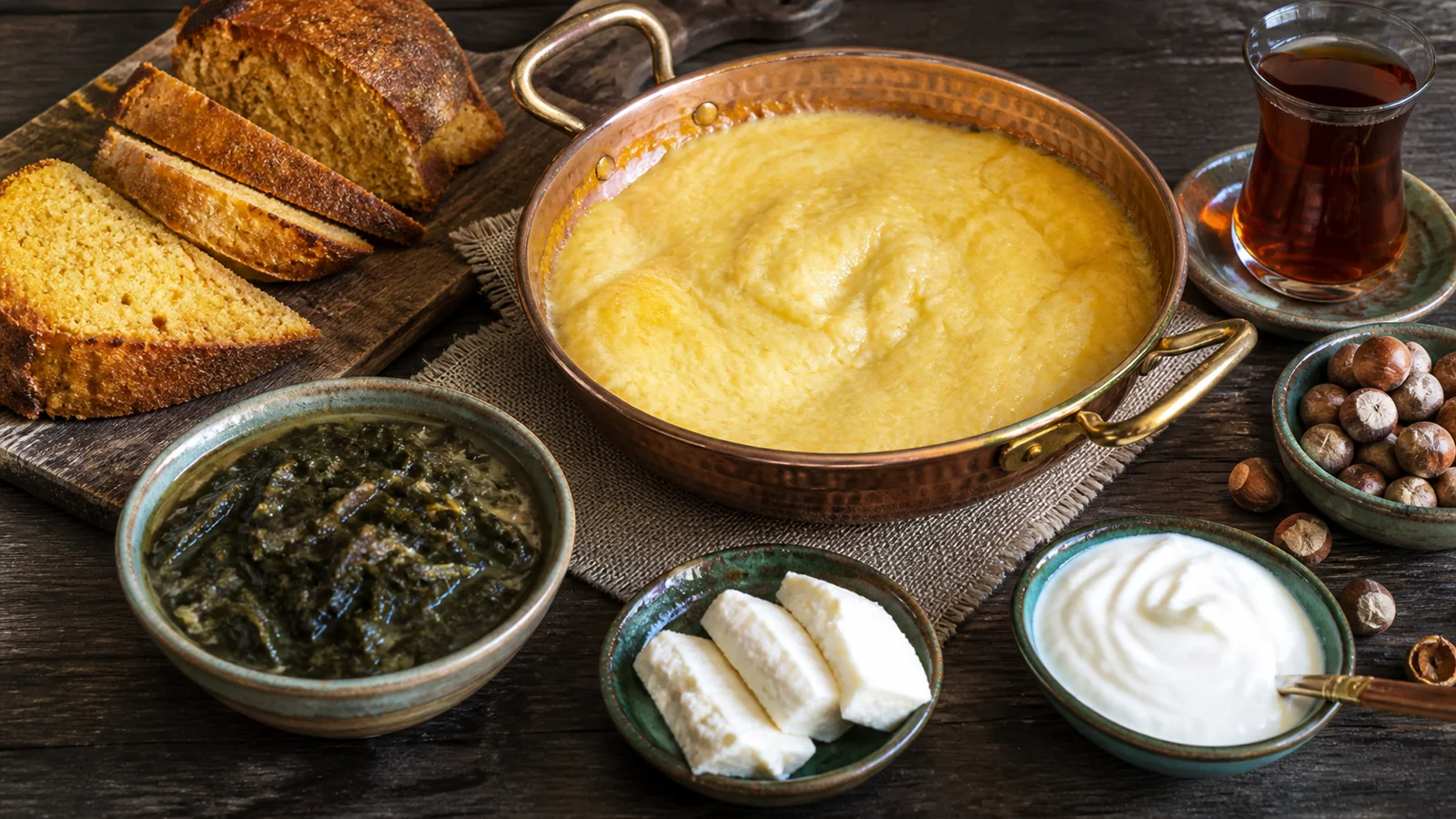Karadeniz yayla sofrasında muhlama, mısır ekmeği, karalahana çorbası, peynir, yoğurt, fındık ve çay
