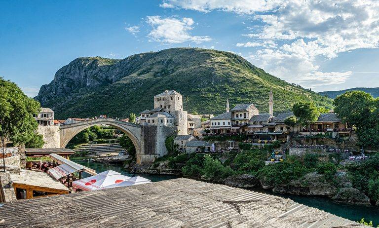 Mostar Köprüsü ve tarihî şehir dokusu