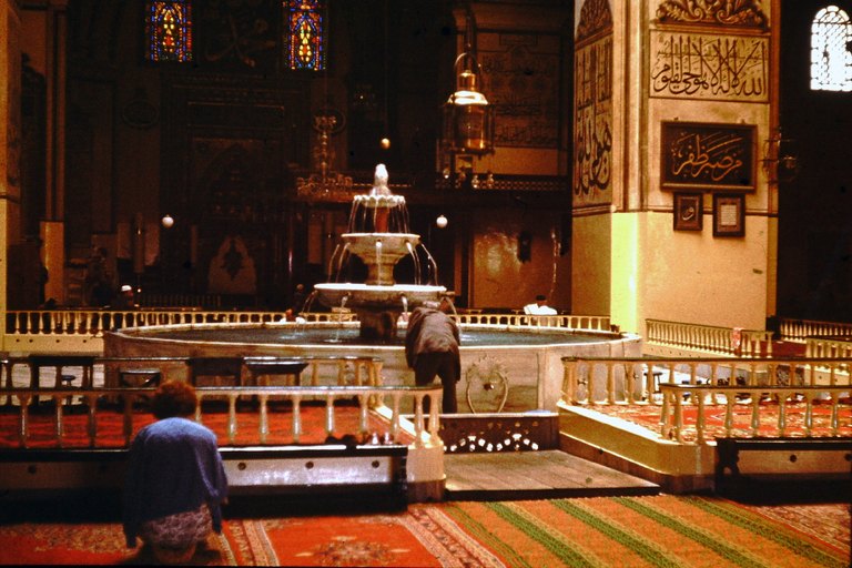 Bursa Ulu Cami iç mekânı