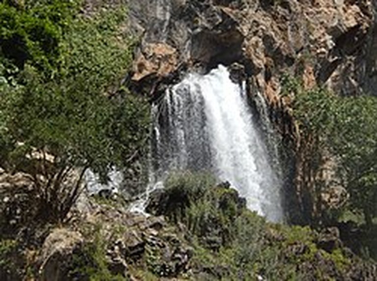Kapuzbaşı Şelaleleri doğa manzarası