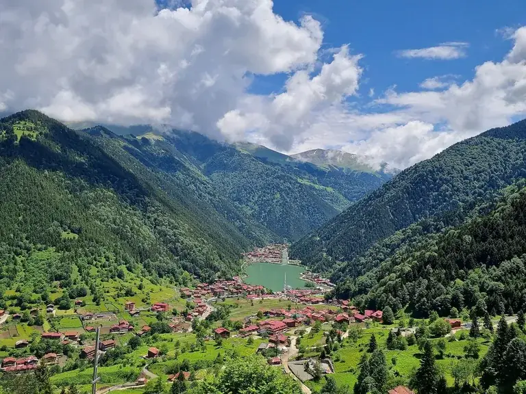 Kayseri çıkışlı Uzungöl turu göl manzarası