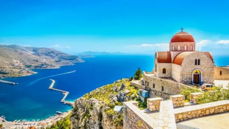 Kos Adası turunu tanıtan Ege kıyısı ve tarihî yapı manzarası