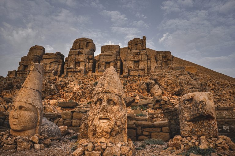 Nemrut Dağı zirvesindeki Kommagene heykelleri