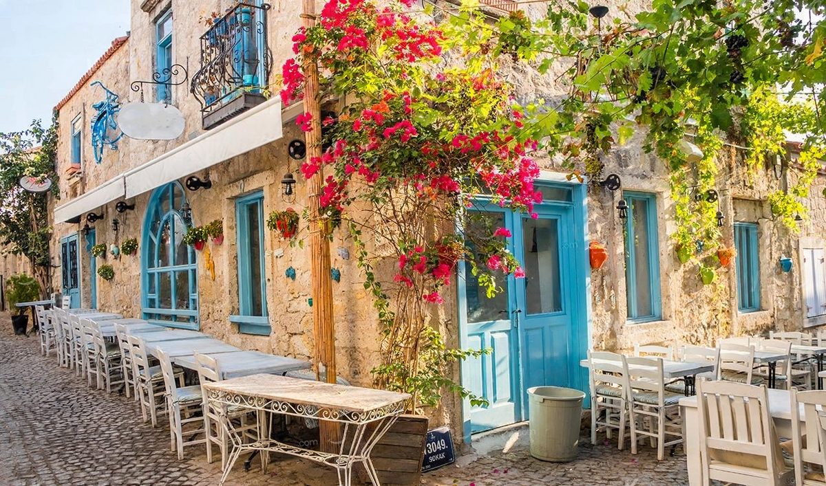 Calles Alacati taş evleri ve begonvilli