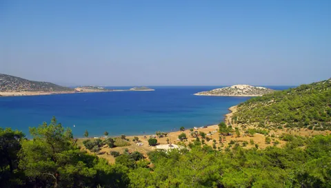 Mersin Boğsak Koyu’nun berrak denizi ve kıyı manzarası