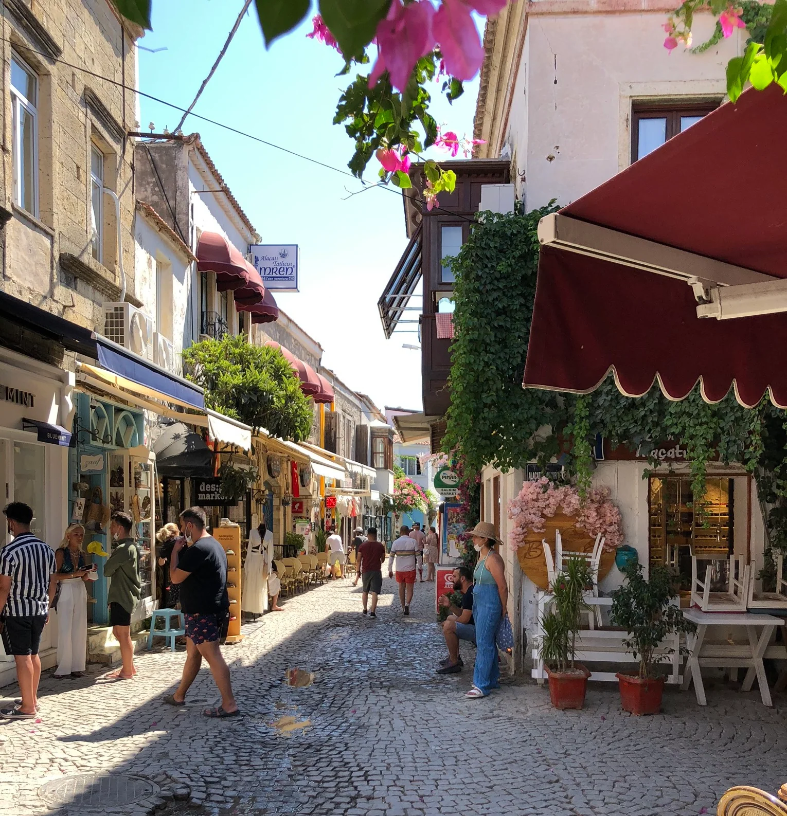 Alaçatı'nın taş sokakları