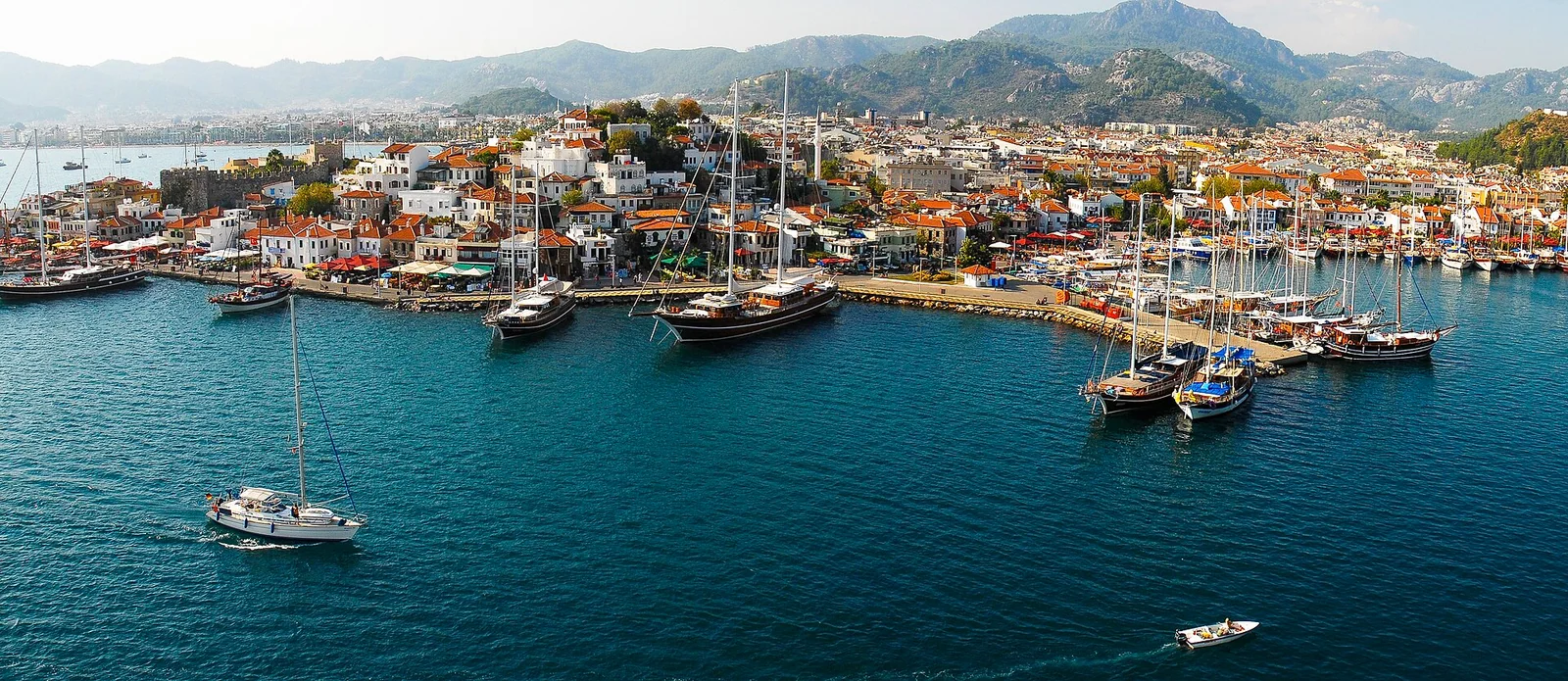 Marmaris limanı ve Ege kıyılarının havadan görünümü