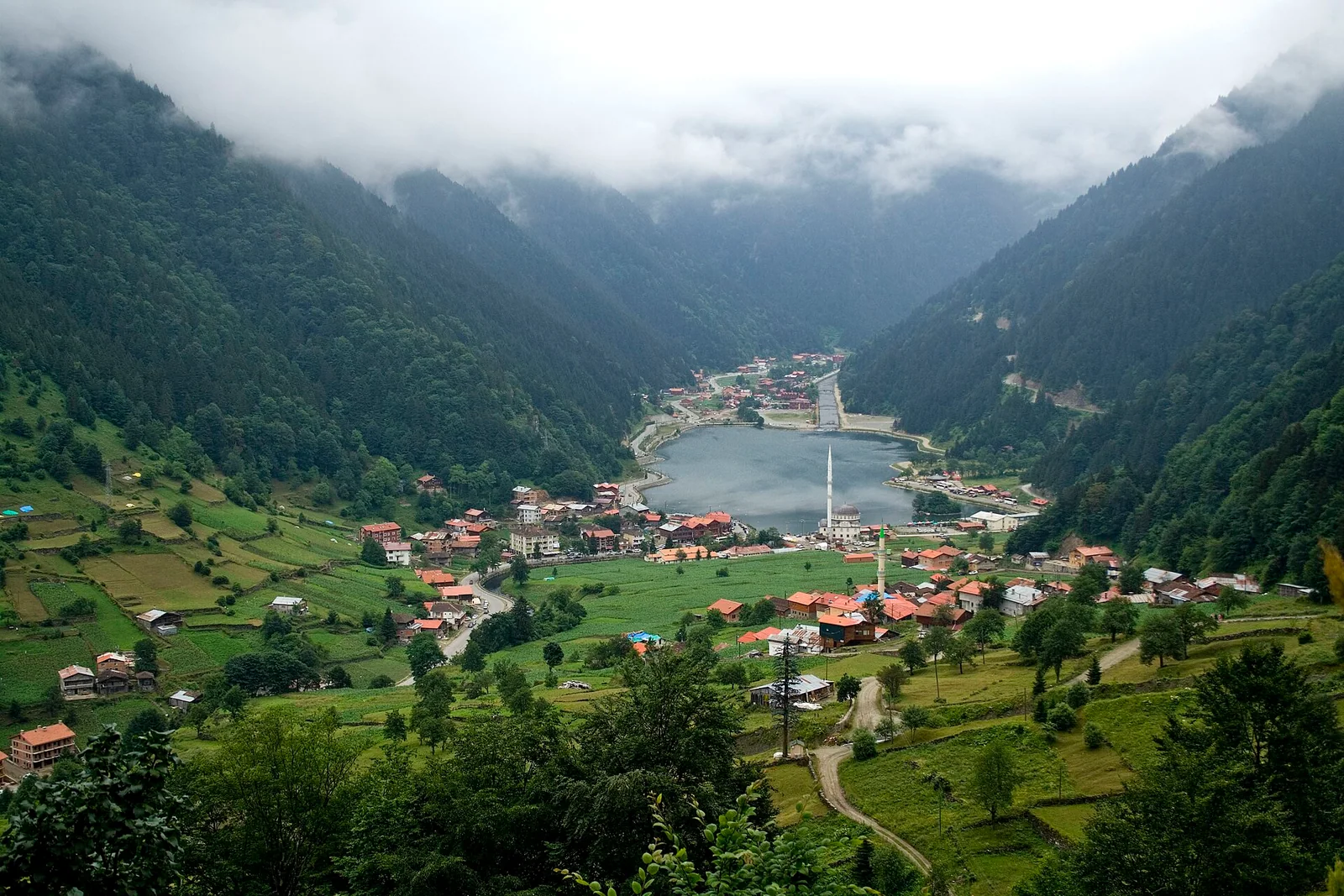 Uzungöl ve dağ köyü manzarası